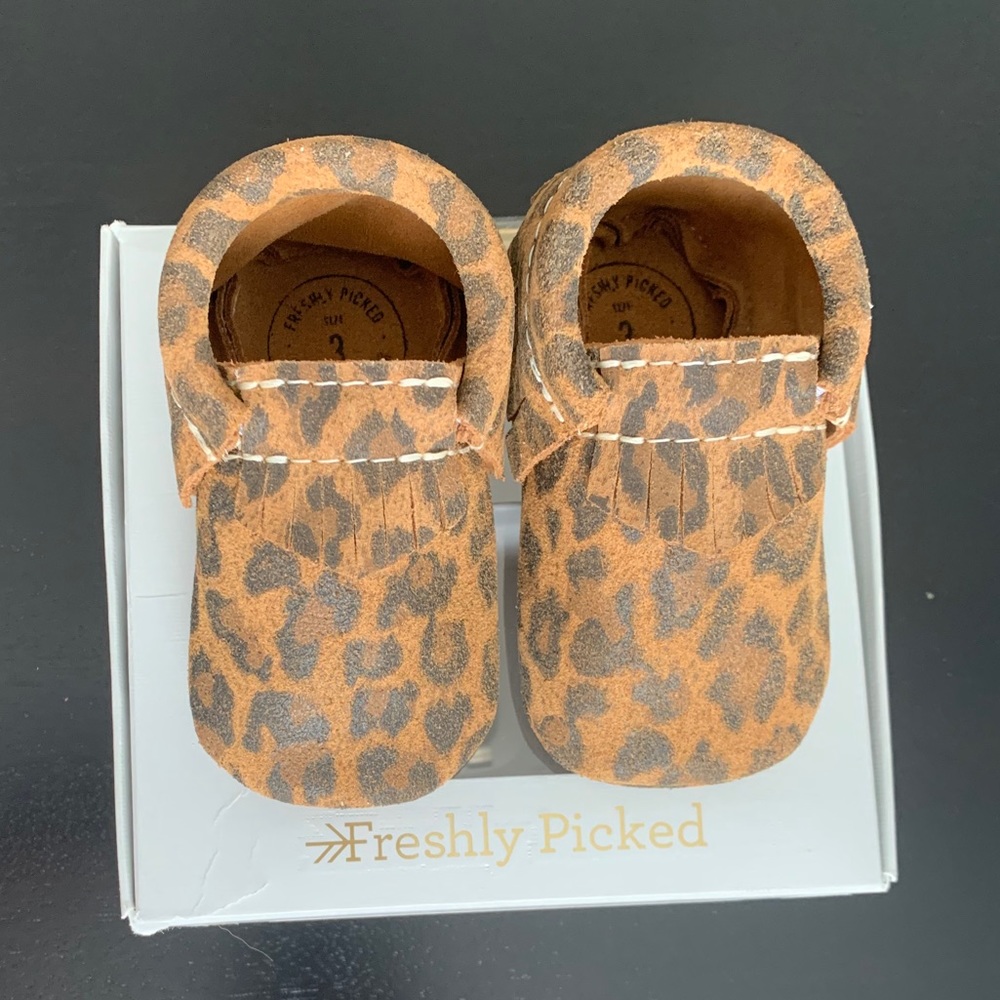 Freshly Picked Leopard Moccasin - sz 3 🤎🖤